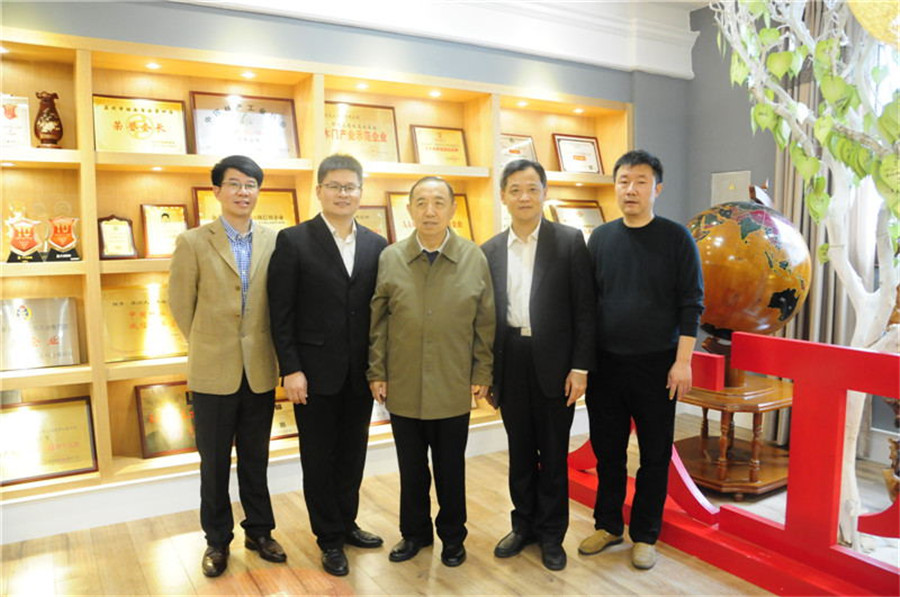 国家人社部原副部长杨志明（左三）一行莅临华体会网页版(中国)参观指导，华体会网页版(中国)董事长蒋卫（左二）.jpg