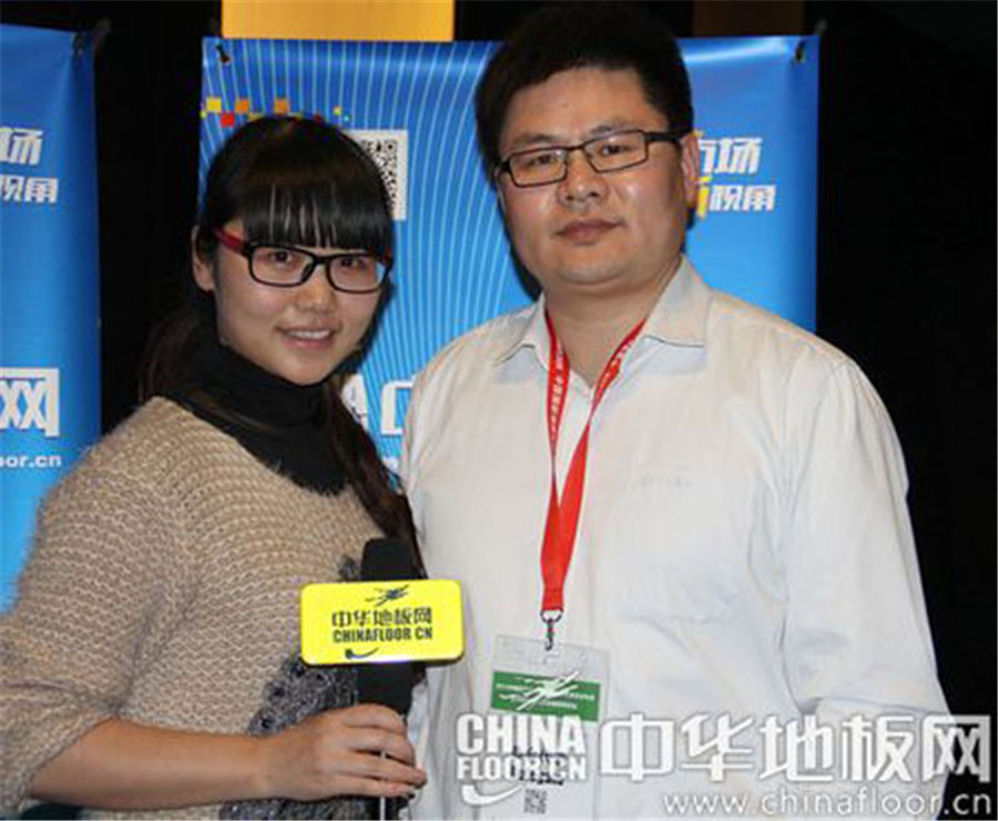 华体会网页版-华体会网页版(中国)地板董事长蒋卫与中华地板网记者合影.jpg